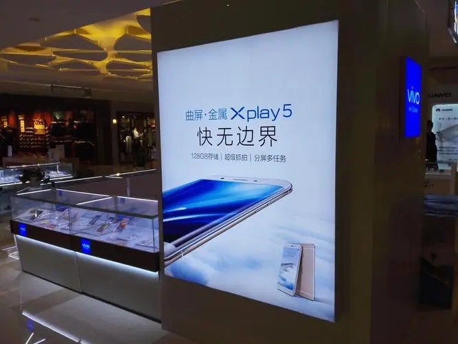 成都廣告公司拉布燈箱的亮度與哪些方麵有關？